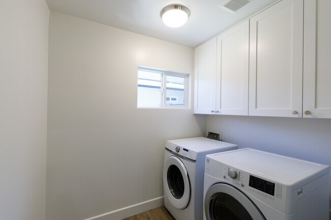 Building Photo - 4427 E Turney Ave