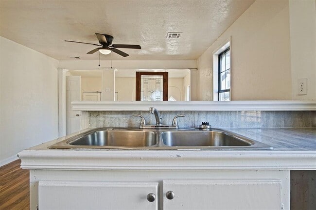 Building Photo - 2812 S Broadway Ave