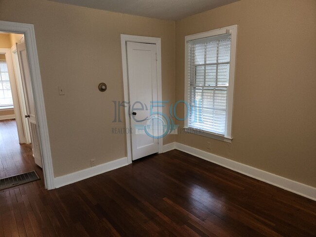 Building Photo - Great Find in Hillcrest! 2BR & 1 BA