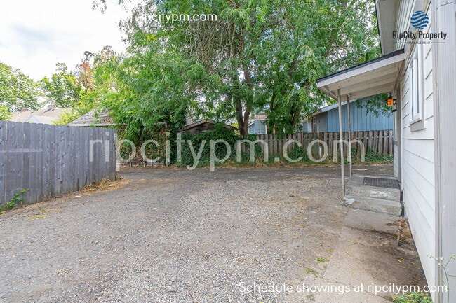 Building Photo - 424 Division St