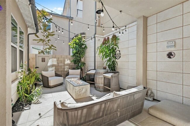 Building Photo - 124 Sculpture