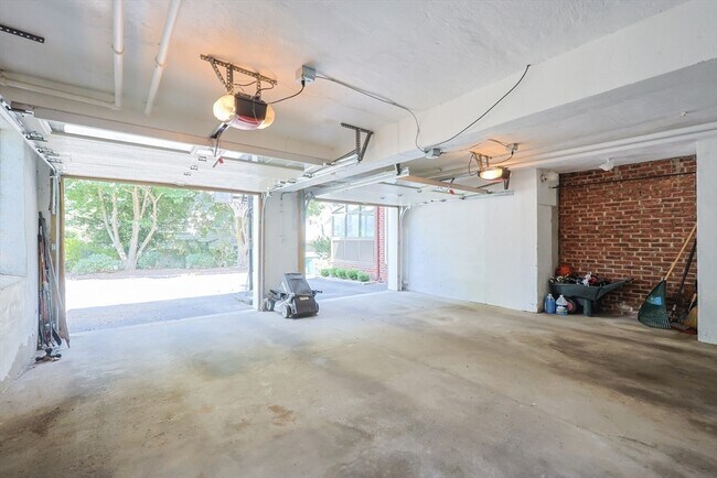 Building Photo - 27 Chesterfield Rd