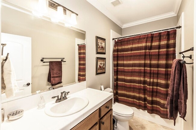 Building Photo - Large 3 Bed 2.5 Bath Home Available In Eas...
