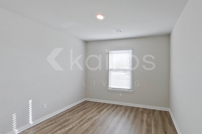 Building Photo - 713 St James Pl