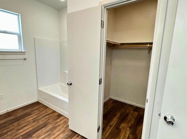 Building Photo - Charming 3 Bed 2 Bath Home - Fenced Backyard!