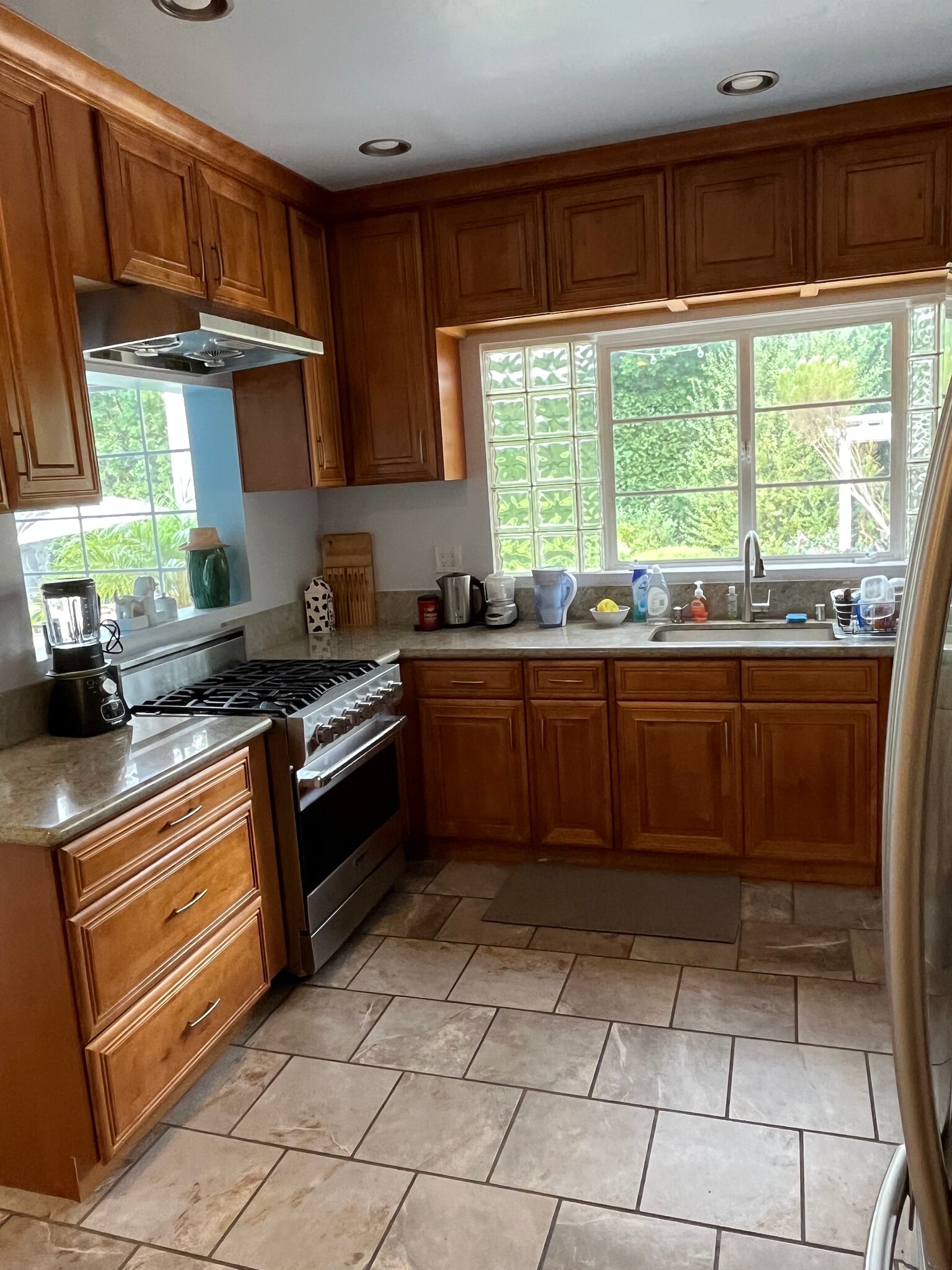 Kitchen - 737 S Tremaine Ave