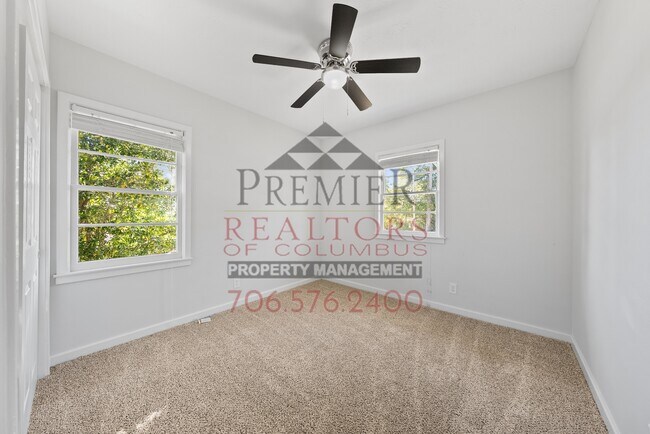 Building Photo - 386 Victory Dr