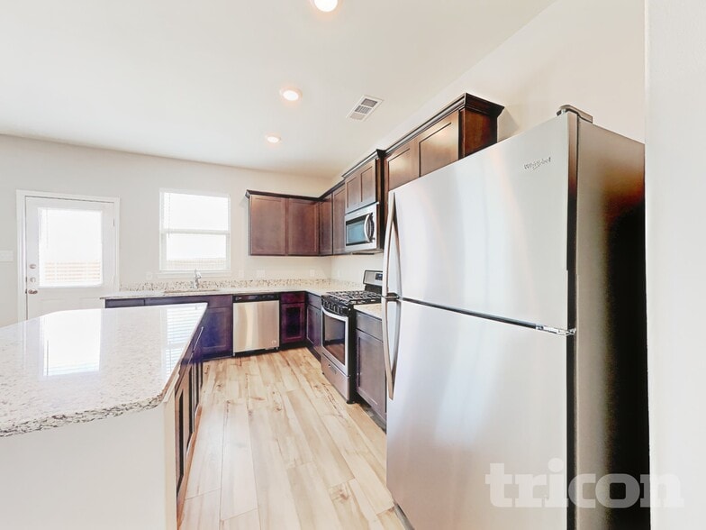 Building Photo - 824 Clark Dr