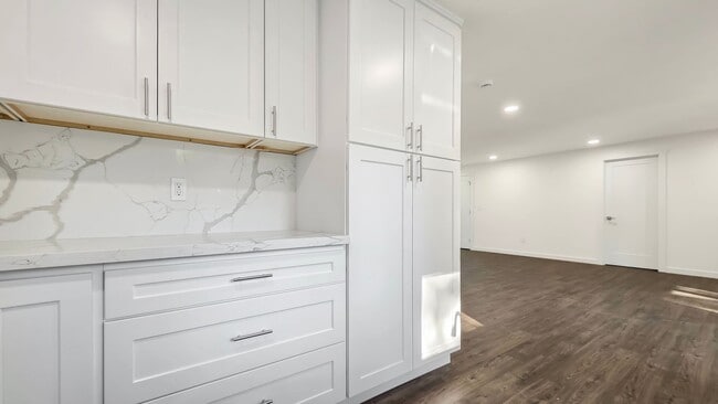 Building Photo - Updated Rambler in Prime Kirkland Location