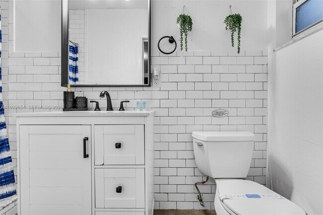 Building Photo - 695 NE 160th St