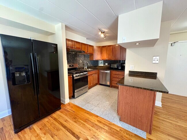 Building Photo - 2115 W Farwell Ave