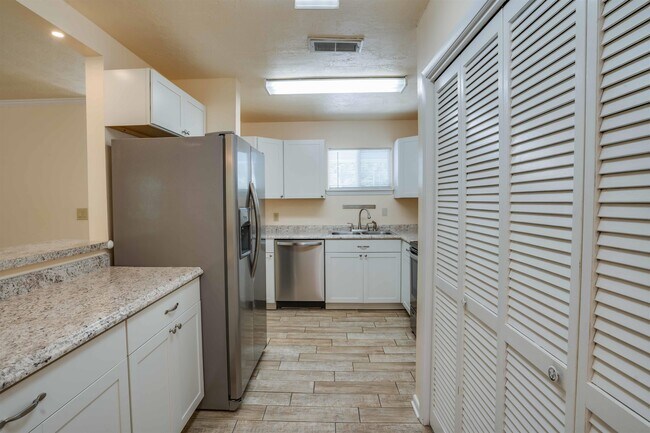 Building Photo - 266 S Villas Ct