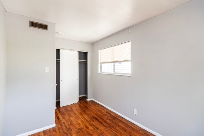 Building Photo - Spacious 4 Bed 2 Bath