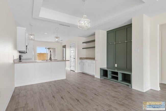 Building Photo - 690 Seminole Ln