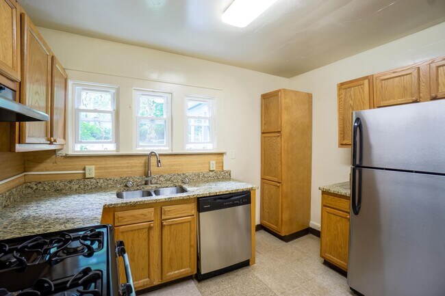 Building Photo - Single Family Home with Enclosed Front Por...