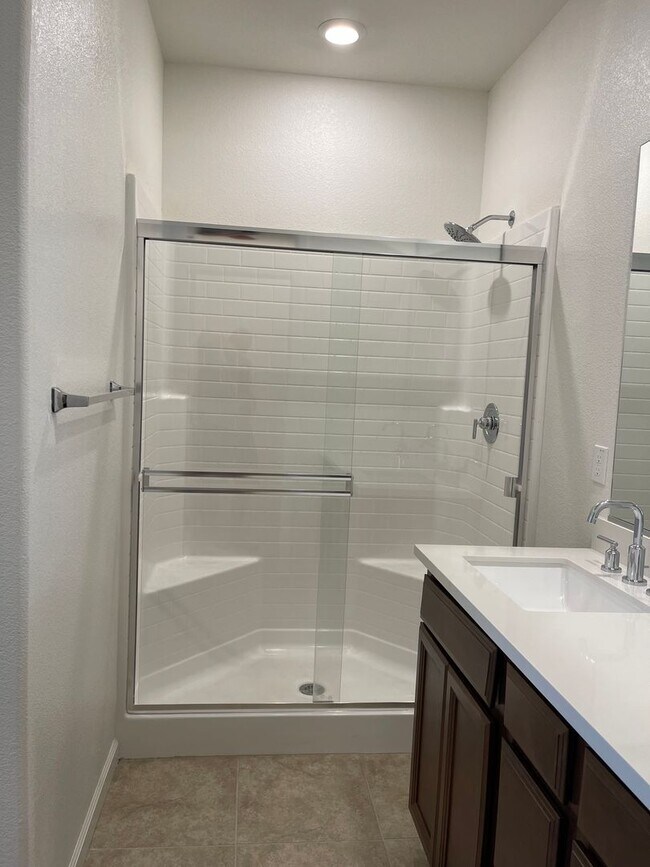 Building Photo - Large Clean Executive 4 Bedroom, 2.5 Bathroom, 2000 Sqft. Home for Lease