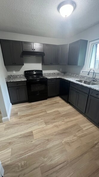 Kitchen - 90 High Path Rd