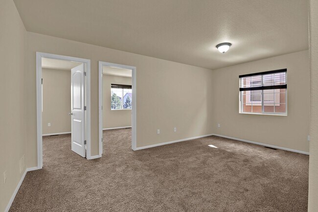Building Photo - Move-In Ready Townhome with Luxury Finishe...