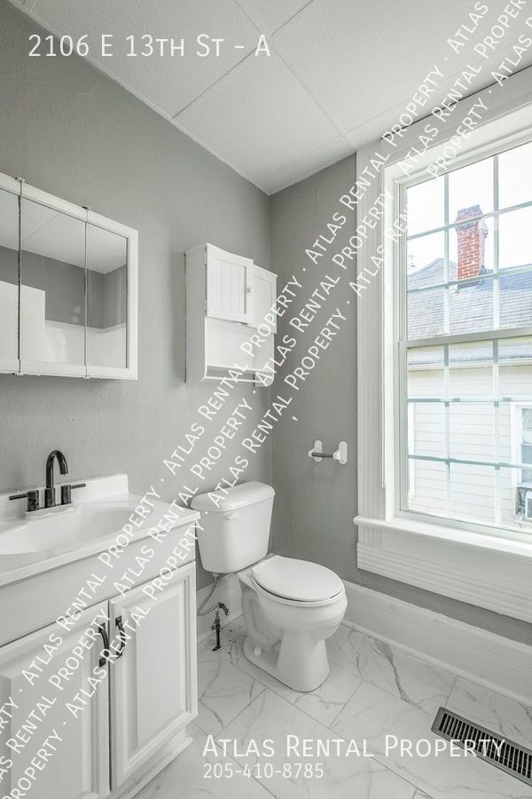 Building Photo - 2106 E 13th St