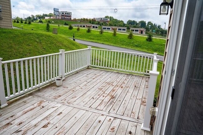 Building Photo - 4 Bedroom 3.5 Bathroom Townhome available in Suncrest Village- 06/4/2026