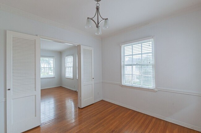 Building Photo - 1056 Carmona Ave