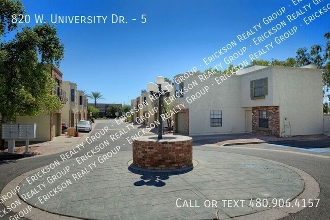 Building Photo - 820 W University Dr