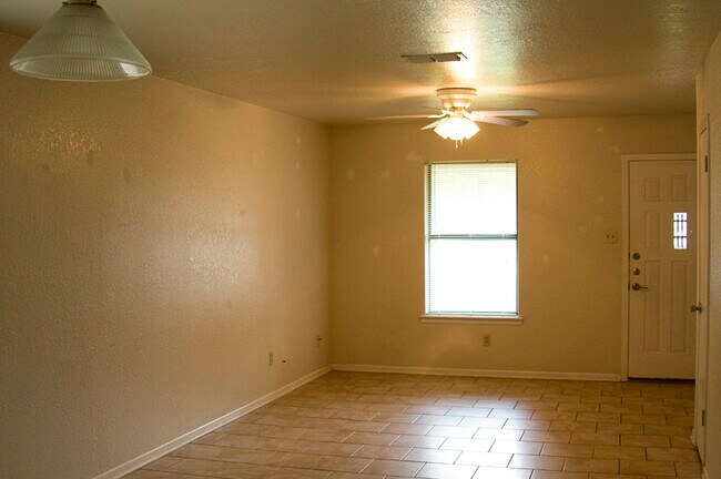 Building Photo - 111 Willow Ln