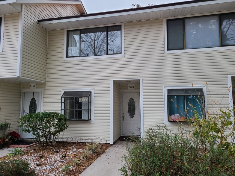 Building Photo - 6124 SW 8th Pl