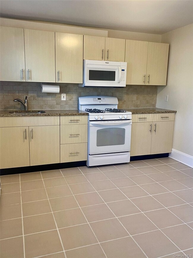 Building Photo - 245 Scudder Ave