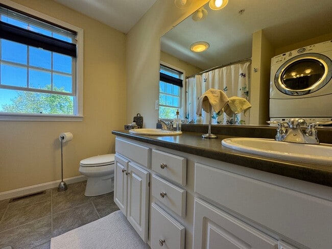 Building Photo - Updated Two-Bedroom Corner Townhouse in Lo...