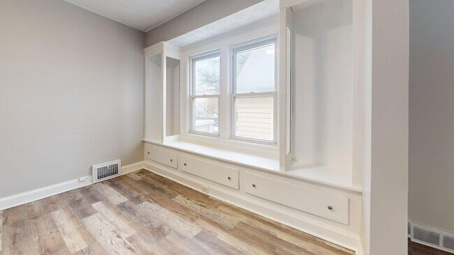 Building Photo - 2121 W 105th St