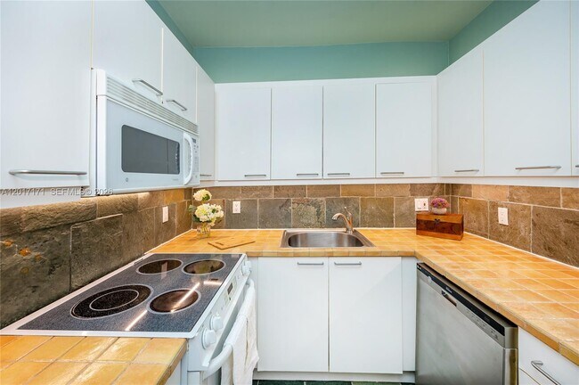 Building Photo - 32 Calabria Ave