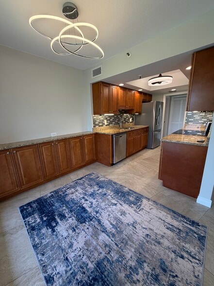 Building Photo - 5279 Fountains Dr S