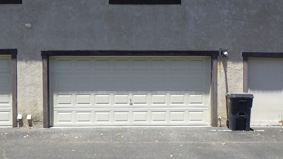 Building Photo - 704 Summerwood Ln