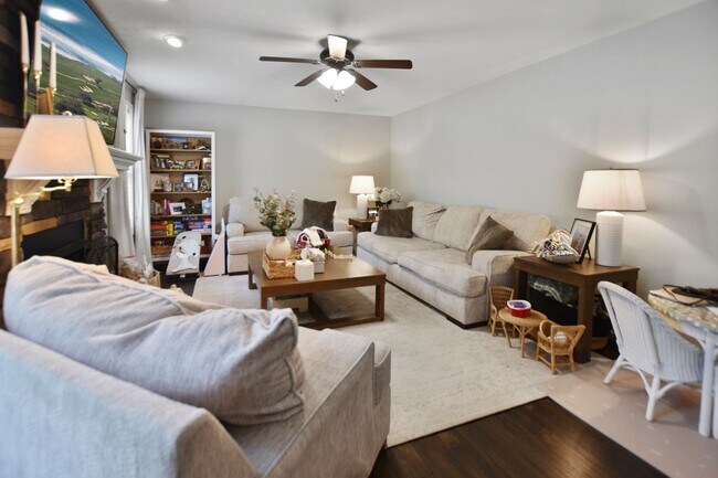 Building Photo - Pet Friendly Four Bedroom!