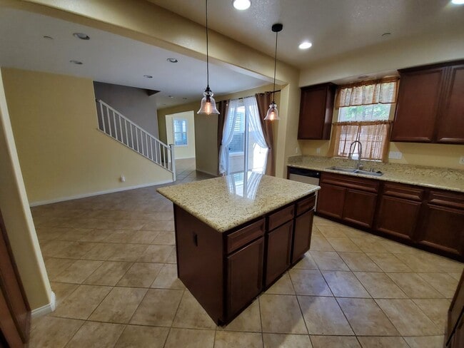 Building Photo - Spacious 4 Bedroom 3 Bath Two Story Riverp...