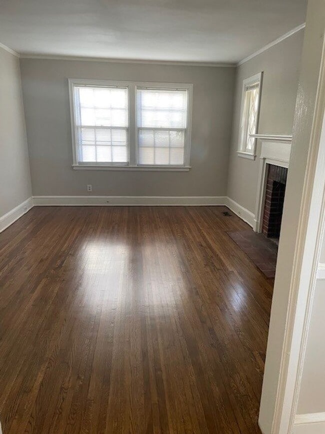 Building Photo - Two Bedroom House