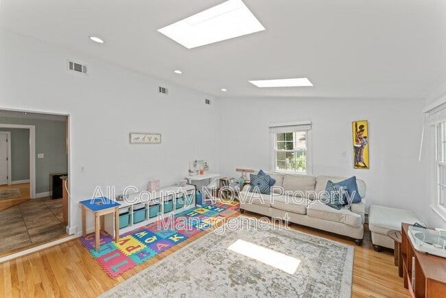 Building Photo - 7312 Poplar Ct