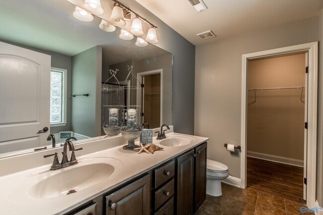 Building Photo - 5021 Montauk Trail SE