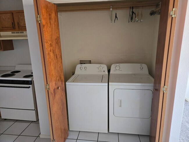 Building Photo - 2433 E 21st St