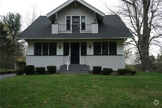 Building Photo - 196 Golf Ave