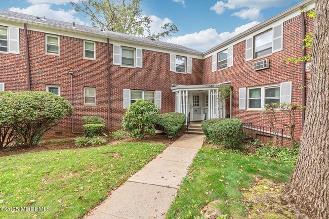 Building Photo - 32 Manor Dr