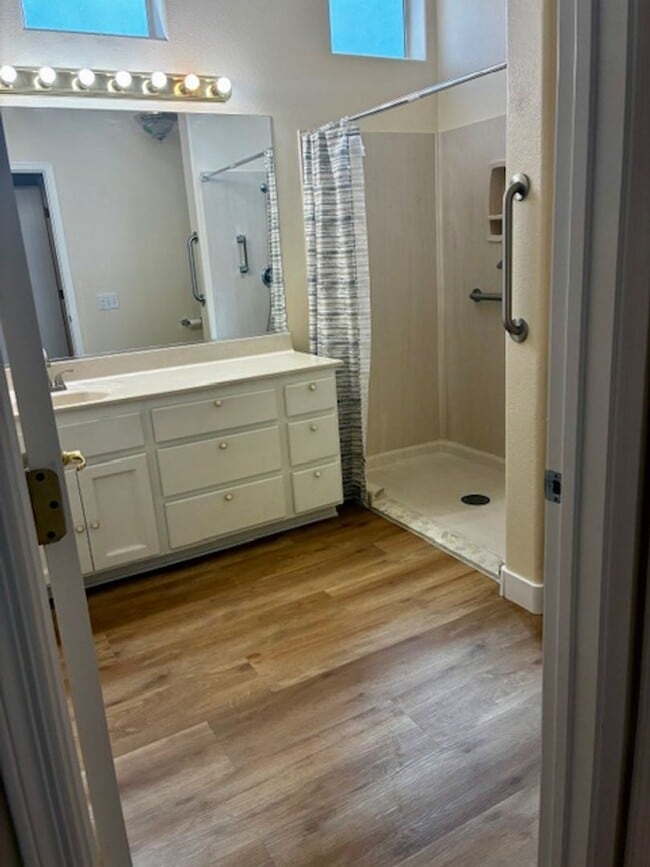 Building Photo - Newly Renovated Interior!