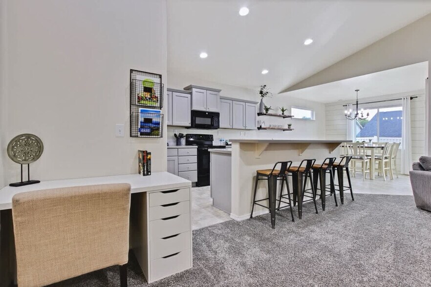 Building Photo - 2213 E Elm Grove Dr