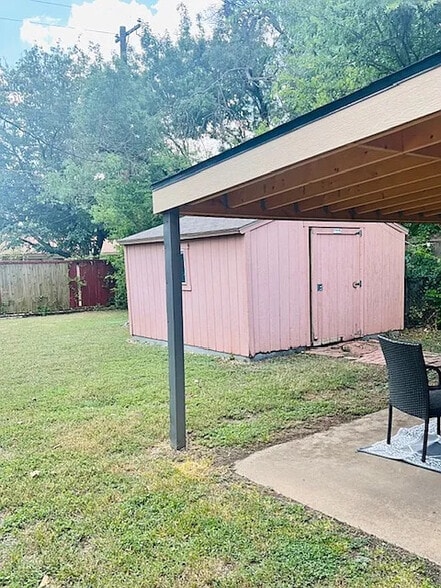 Building Photo - Room in House on E Mona Ave