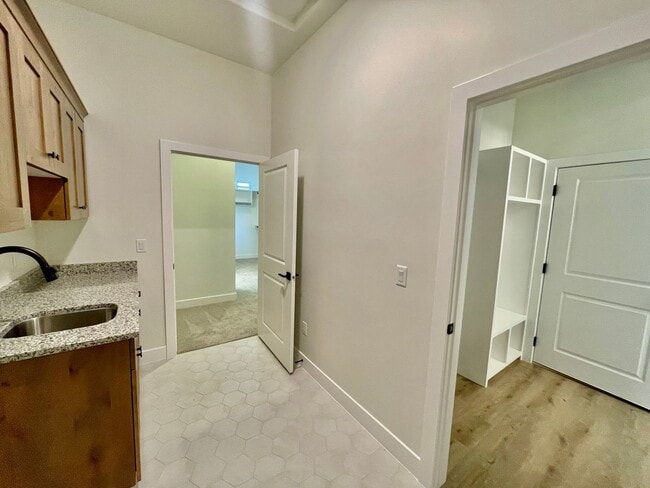 Building Photo - Beautiful Three Bedroom Home in Desert Cliffs