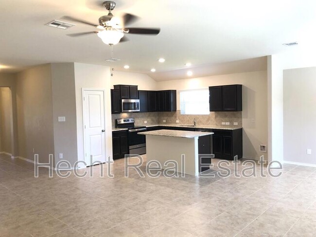 Building Photo - 836 Hillrose Dr