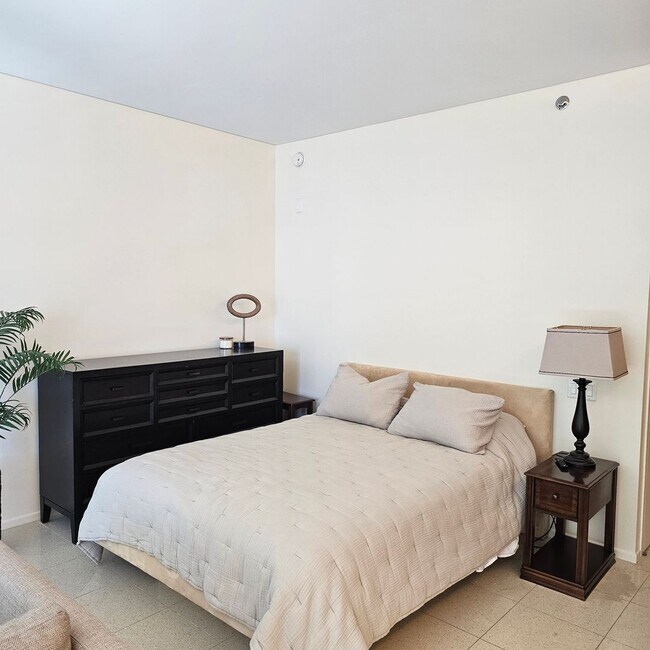 Building Photo - Furnished studio on the Las Vegas Strip