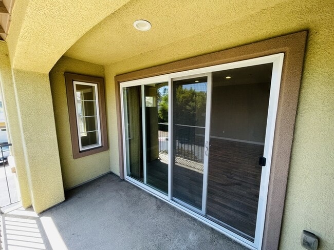 Building Photo - Single Family Residence