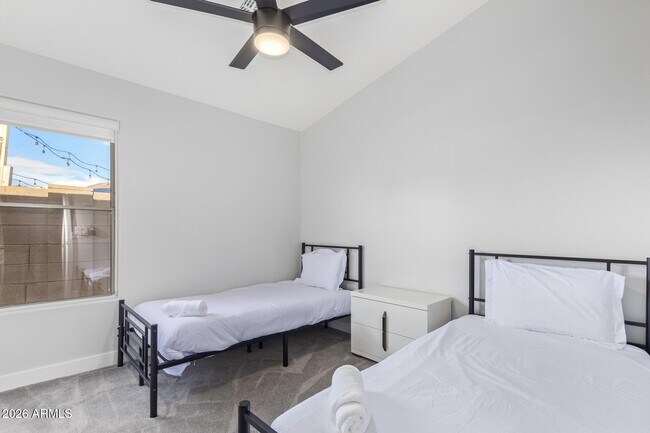 Building Photo - 16019 W Linden St